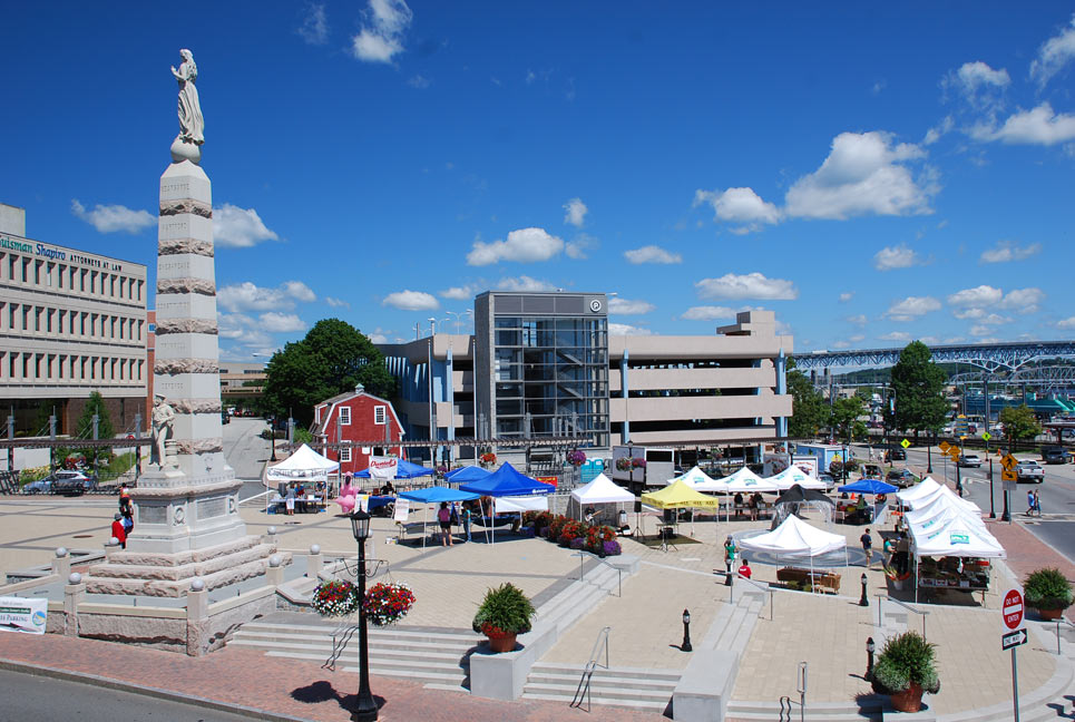 http://fog.newlondonfarmersmarket.com/wp-content/uploads/fog.newlondonfarmersmarket.com/2011/08/parade-plaza-farmers-market.jpg Image of a farmer's market in downtown NL from http://openairfarmersmarkets.blogspot.com/